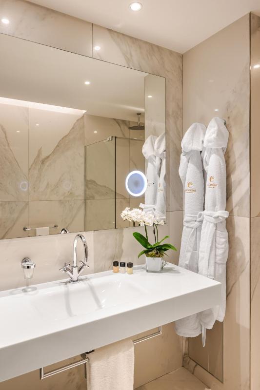 Deluxe Triple Room image 4