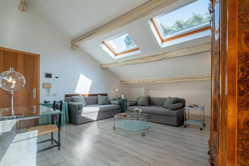 Family Room (4 Adults) image 3