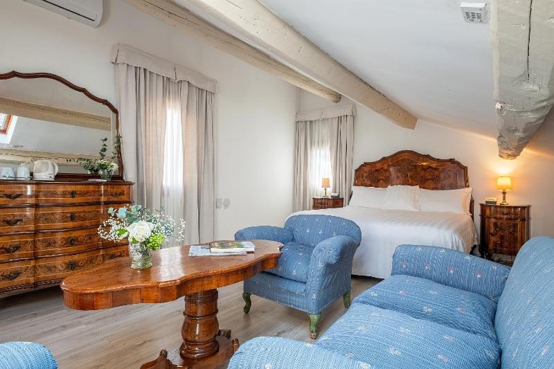 Family Room (4 Adults) image 4