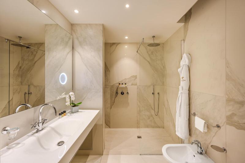Executive Double or Twin Room image 3