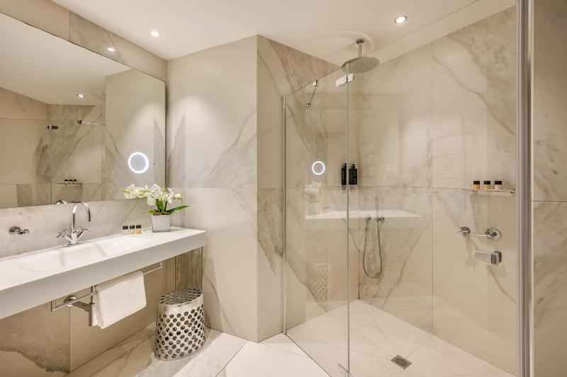 Deluxe Double Room with Balcony image 4