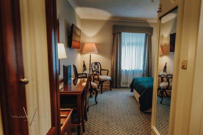 Twin Room image 4