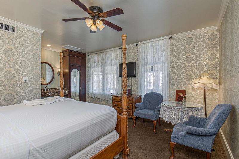 Deluxe King Room image 4