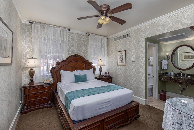 Deluxe Queen Room image 4