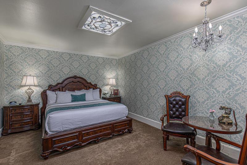 Standard King Room image 4