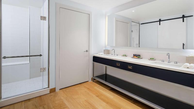 One-Bedroom King Suite with Balcony and City View image 2