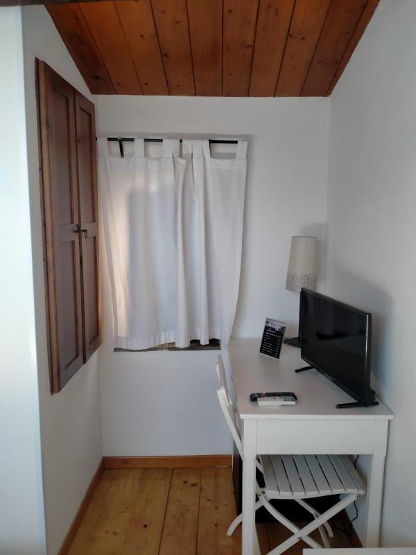 Twin Room with Private Bathroom image 4