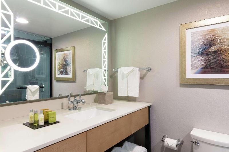 King Room image 3