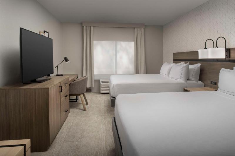 Queen Room with Two Queen Beds image 3