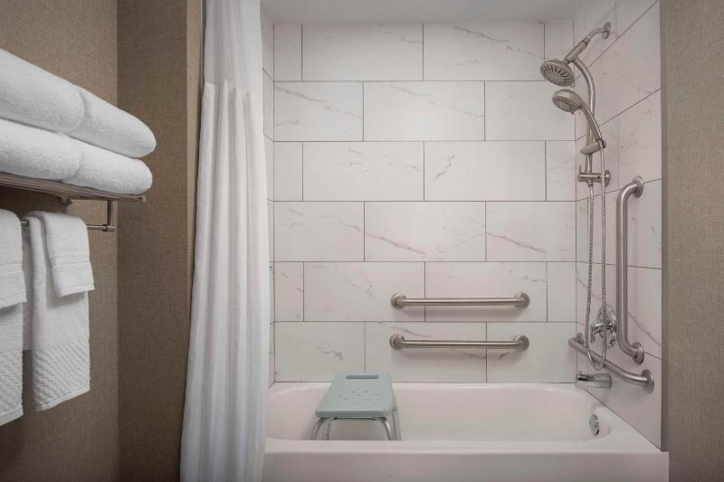 Queen Room with Two Queen Beds and Accessible Tub - Mobility Access image 3