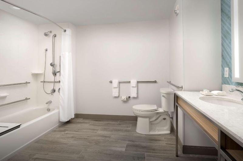 King Room with Mobility Accessible Tub image 2