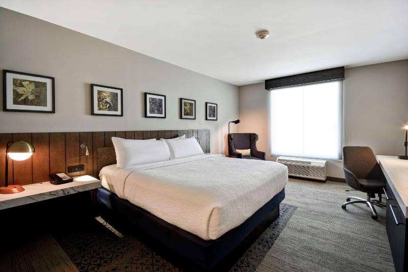 King Room with Accessible Tub - Mobility Access image 4