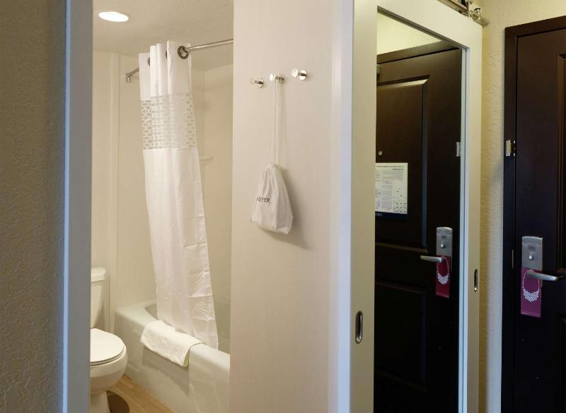 Queen Room with Two Queen Beds - Non-Smoking image 3