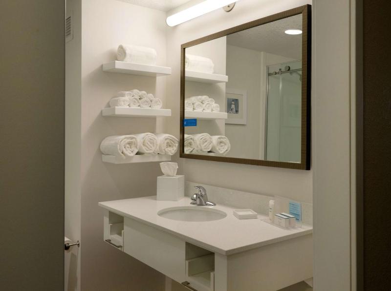 Queen Room with Two Queen Beds - Non-Smoking image 2