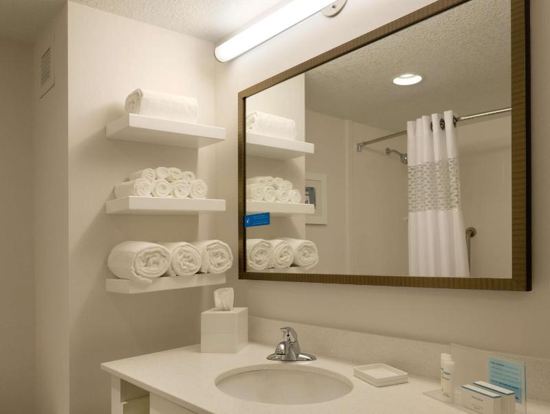 Queen Room with Two Queen Beds - Mobility and Hearing Access/Non-Smoking image 3