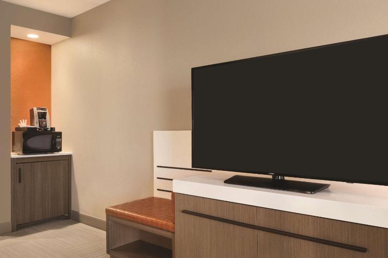 King Room with Accessible Tub - Mobility Access image 1