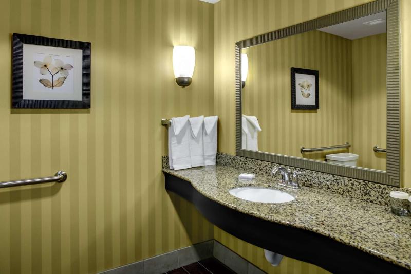 Queen Room with Two Queen Beds image 2