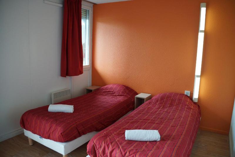 Triple Room with 3 Single Beds image 4