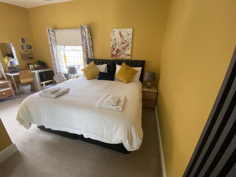 Twin Room with Private Bathroom image 1