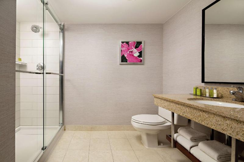 Corner King Suite with Kitchenette image 2