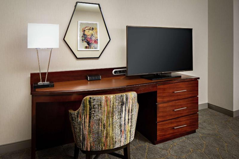 King Room with Tub - Mobility and Hearing Access image 3
