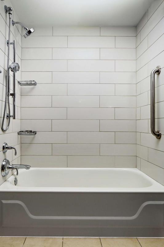 King Room with Tub - Mobility and Hearing Access image 2