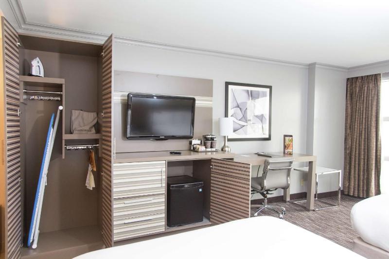 King Room with Bath Tub - Mobility Access image 1
