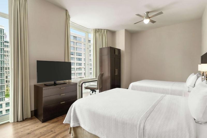 Queen Studio with Two Queen Beds - Non-Smoking image 4