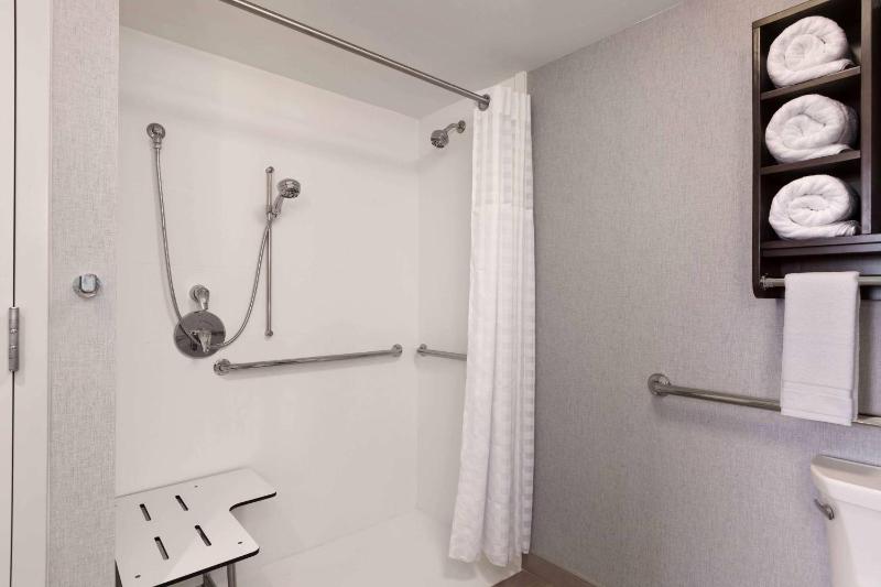 King Studio with Roll-In Shower - Disability Access/Non-Smoking image 2