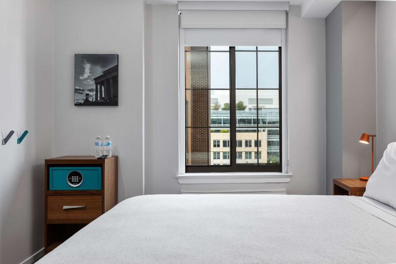 Queen Room - Mobility Accessible image 4