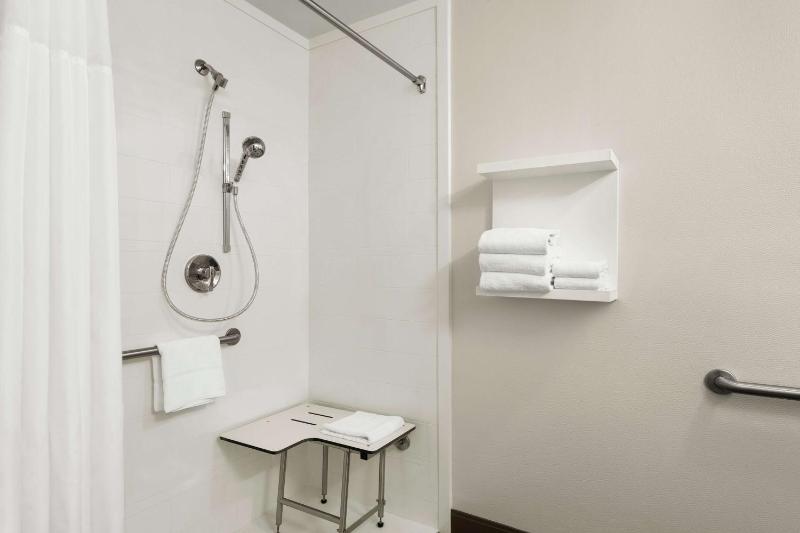 Hampton Inn Portland Airport - image 9