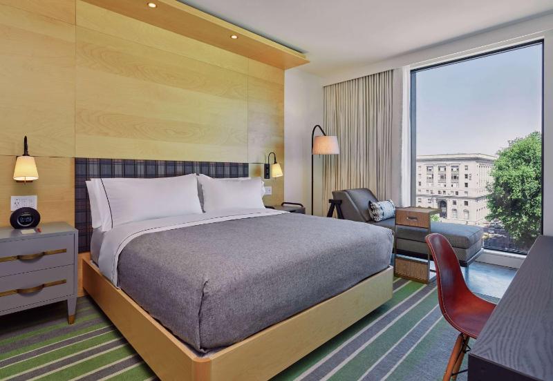 Deluxe King Room with City View image 4