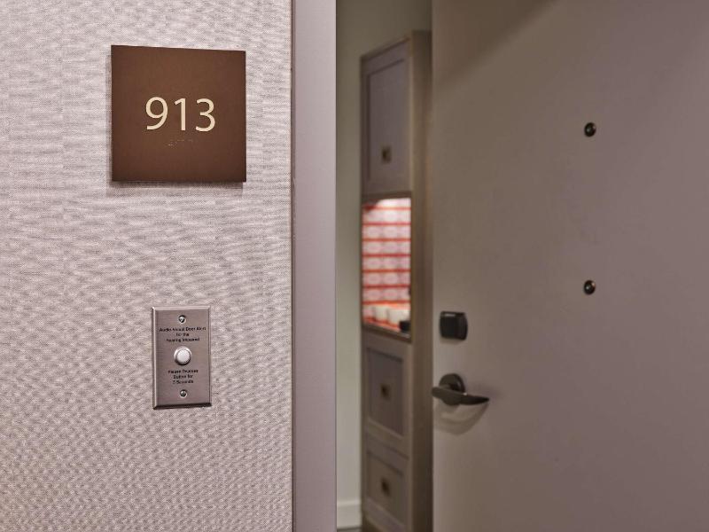 Deluxe King Room with City view - Hearing Accessible image 4