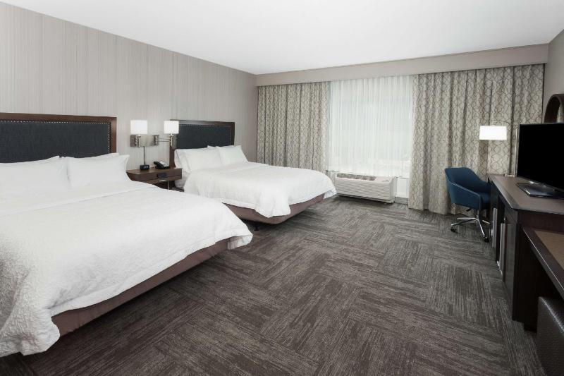 Queen Room with Two Queen Beds (4 Adults) image 3