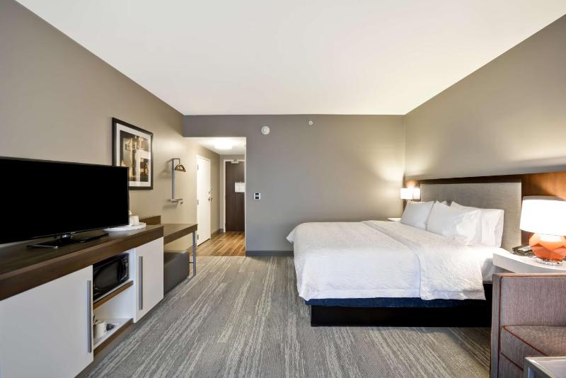 King Room with Roll-In Shower - Mobility Access/Non-Smoking image 3