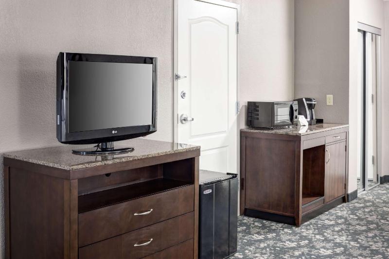 Queen Room with Two Queen Beds - Mobility and Hearing Access image 4