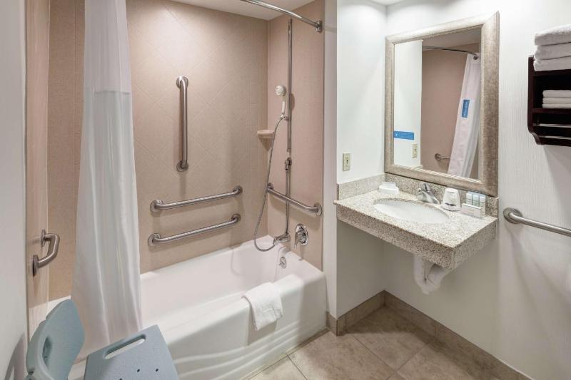 Queen Room with Two Queen Beds - Mobility Access/Non-Smoking image 3