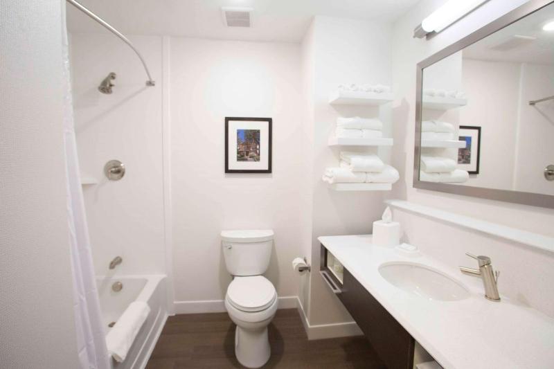 Queen Room with Two Queen Beds - Non-Smoking image 2