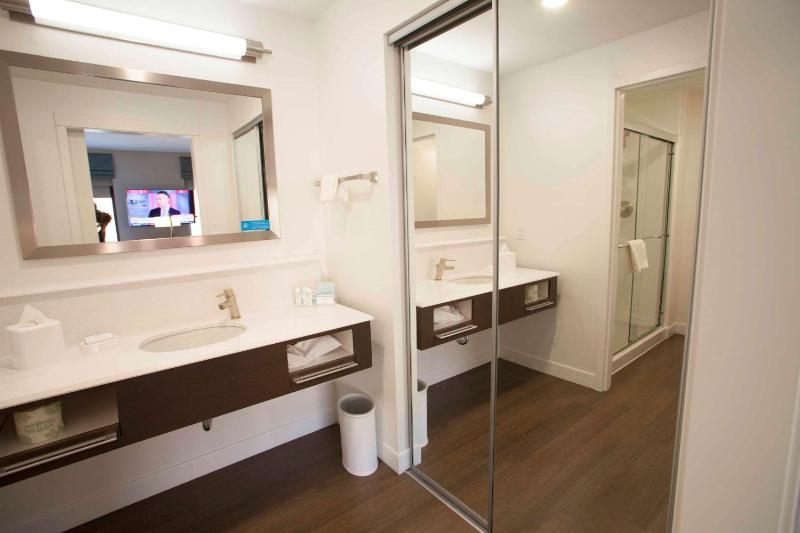 King Room - Non-Smoking image 2