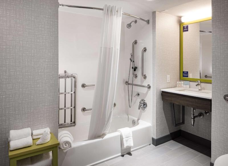 Queen Room with Two Queen Beds - Mobility Access/Non-Smoking image 2