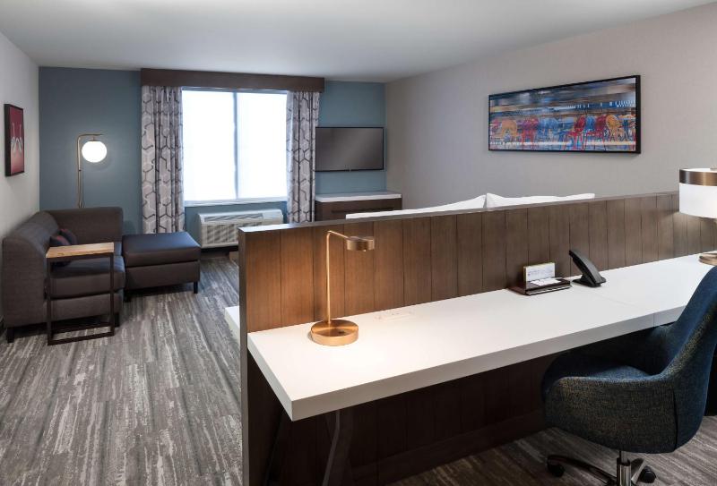 Deluxe King Room image 3