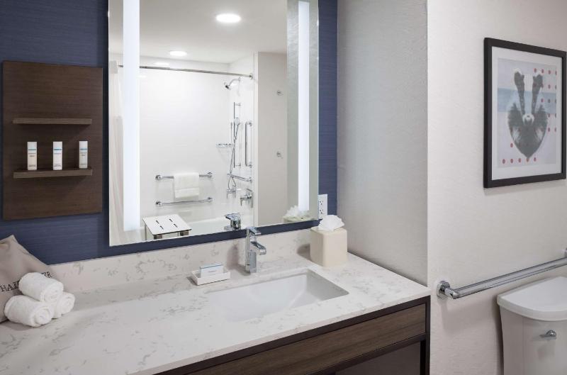 King Room with Transfer Shower - Mobility Access image 2