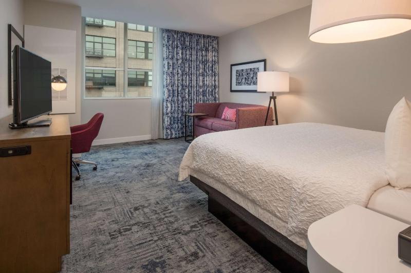 King Room with Sofa Bed - Non-Smoking image 3