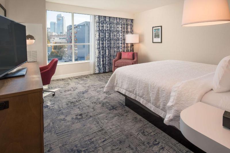 King Room with Mini Fridge - Non-Smoking image 3
