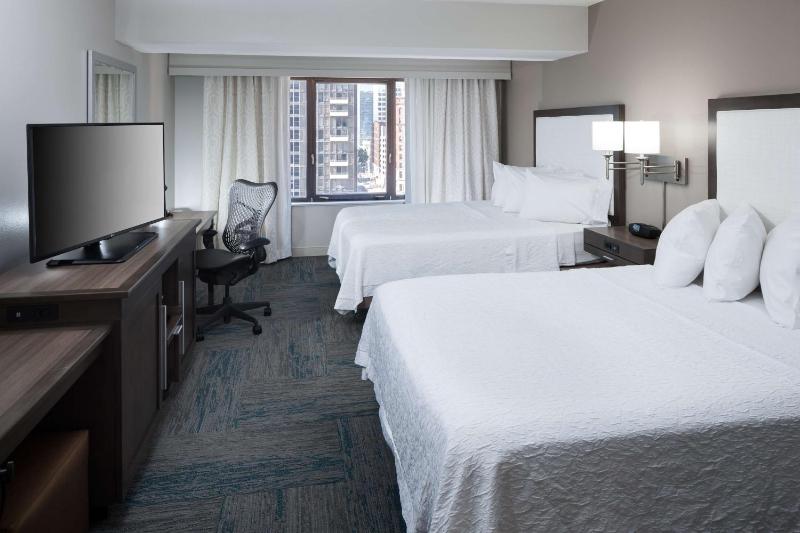 Queen Room with Two Queen Beds - Arch View image 4