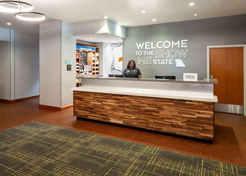 Hampton Inn & Suites St. Louis at Forest Park - image 12
