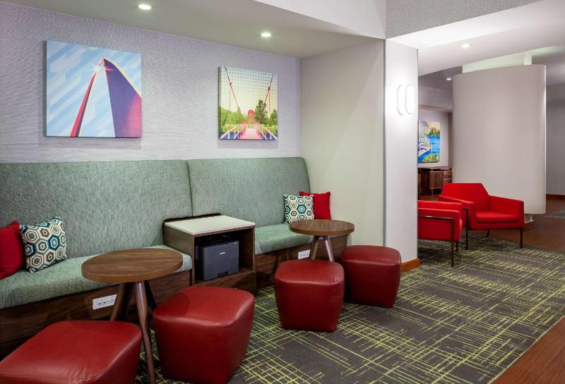 Hampton Inn & Suites St. Louis at Forest Park - image 6