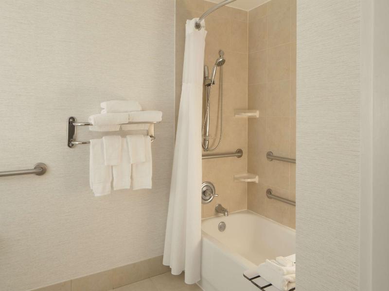 King Room with Accessible Tub - Mobility Access image 3