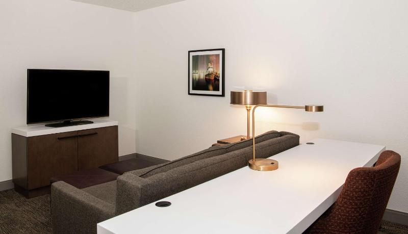 One-Bedroom King Suite with Bathtub - Mobility Access image 4