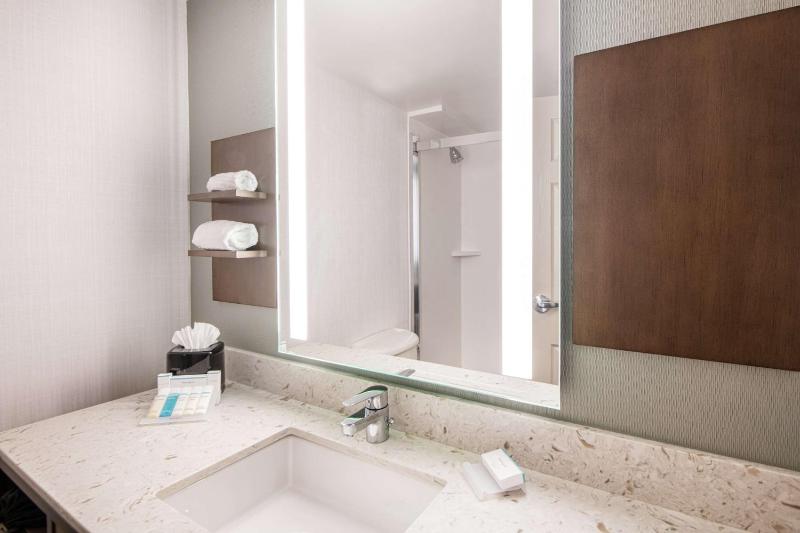 Queen Room with Two Queen Beds - Allergy Friendly image 2